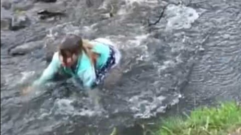 Elle tombe à l'eau en voulant imiter tarzan