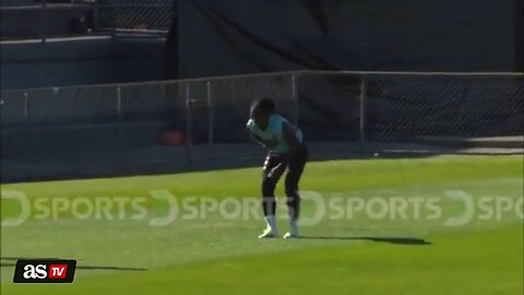 Colombia’s Linda Caicedo grabs chest, falls to the ground during practice