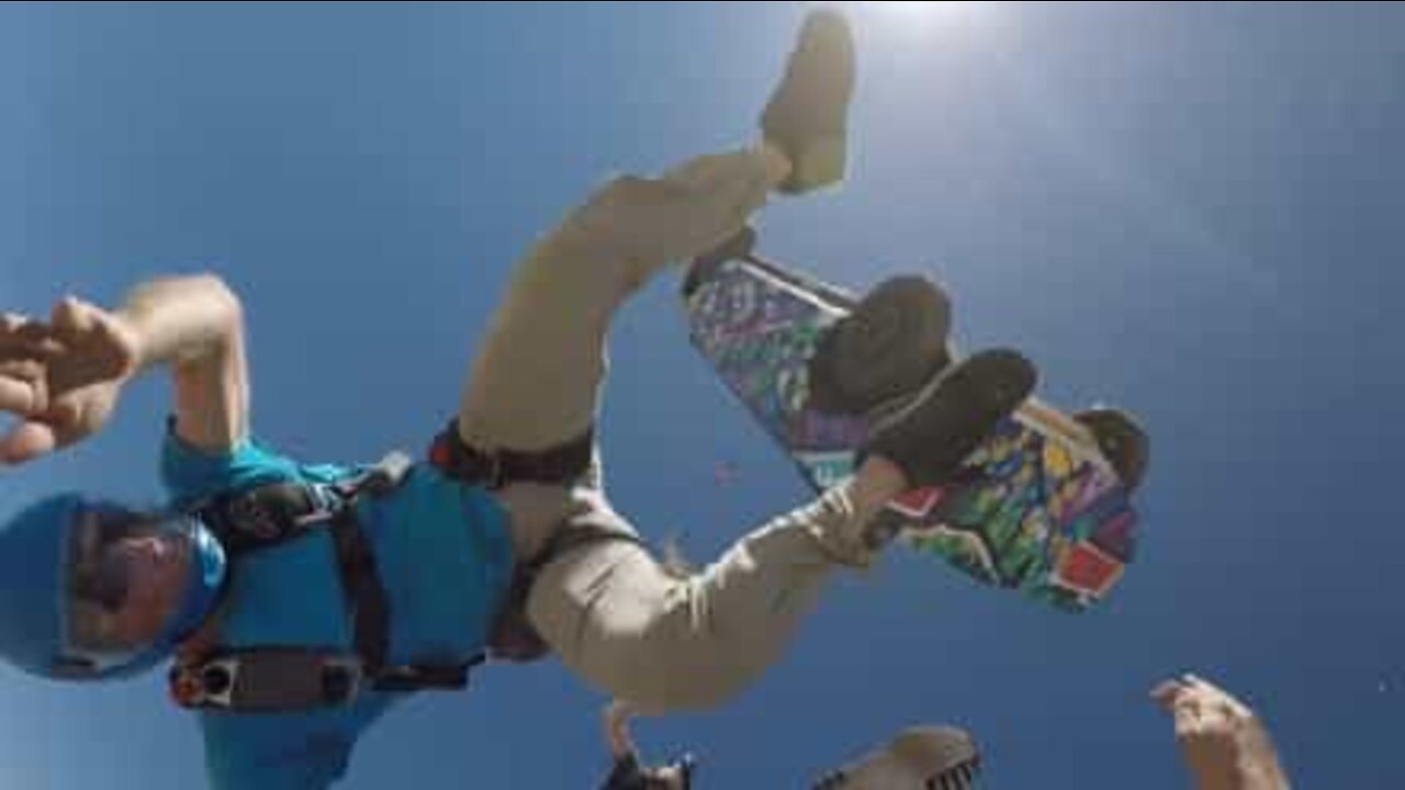 車に乗ったスカイダイビングを見たことある？