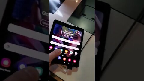 Samsung Galaxy Fold 3 - Paseando por una tienda en Mall Parque Arauco, Santiago de Chile
