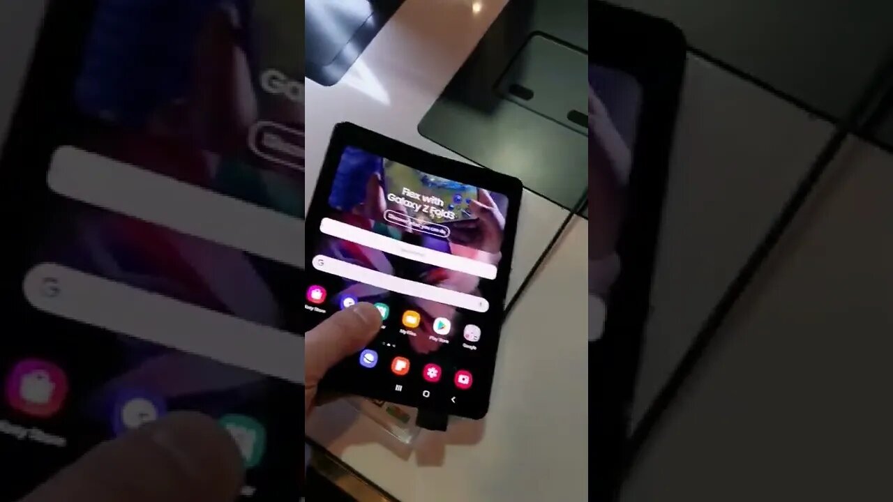 Samsung Galaxy Fold 3 - Paseando por una tienda en Mall Parque Arauco, Santiago de Chile