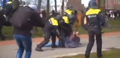 Rotterdam police beat a man while he is down
