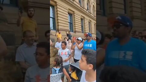 🇨🇦 Parents outside Trudeau's office chanting "leave our kids alone"