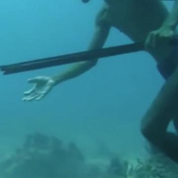 Superhuman Man Walks On Ocean Floor To Hunt Fish