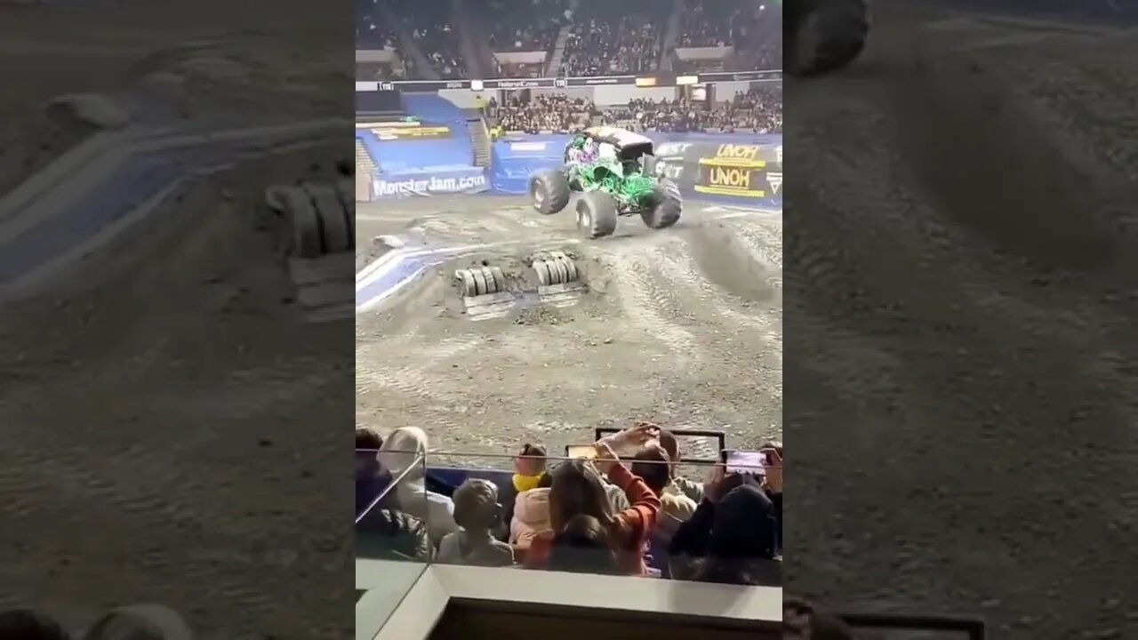 MONSTER JAM = SEE WHAT HAPPENS DURING THE VIDEO = Léo Sócrates