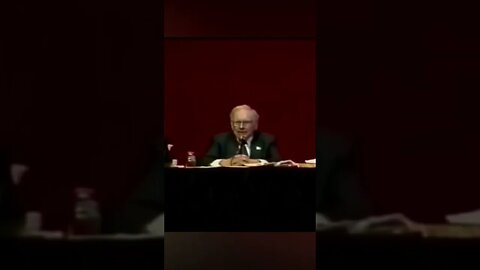 Warren Buffett: Why Gold is a SILLY Investment #investing #wealth #ytshorts #shorts #rich #money