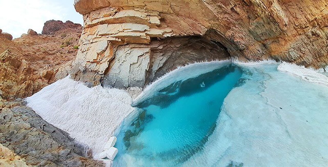 Lagoa de sal turquesa e caverna de sal turquesa, ilha de Hormuz