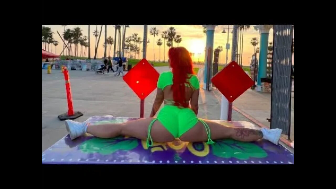 Tinze twerks around Venice / Cpr - CupcaKKE