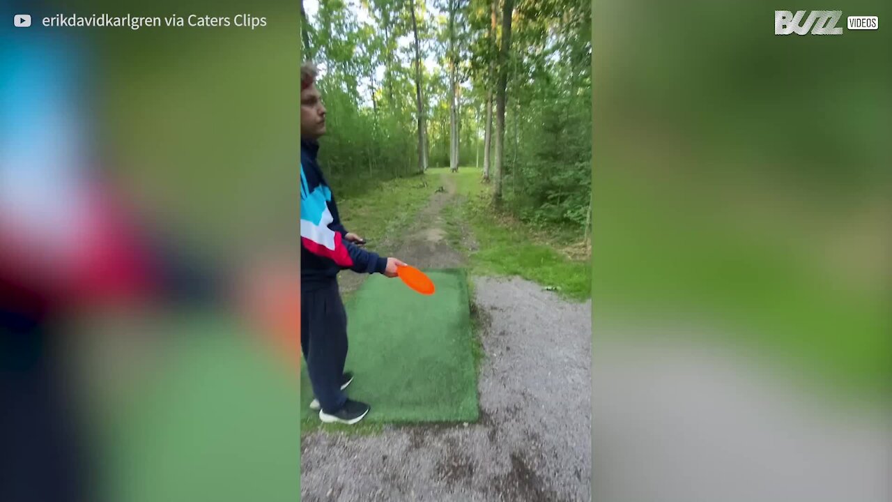 Jovem tem reação cômica durante jogo de Disc Golf