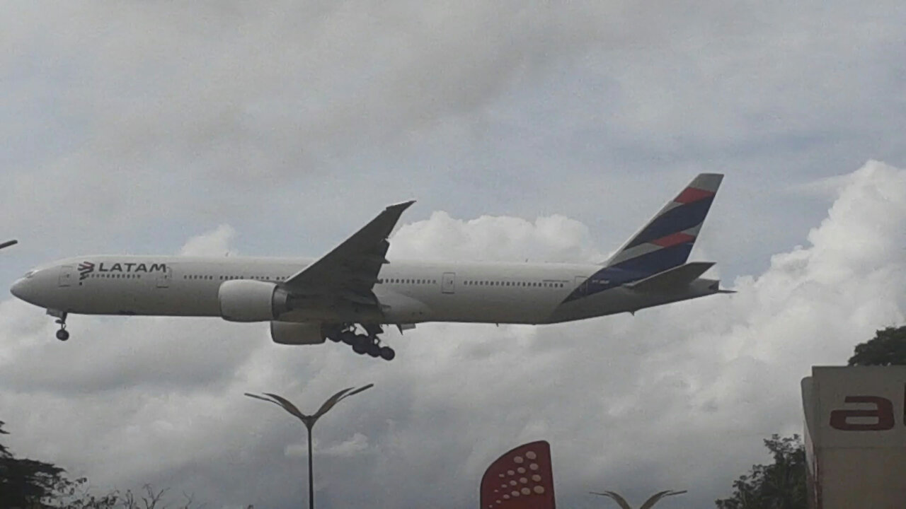 Boeing 777-300ER PT-MUF na final antes de pousar em Manaus vindo de Guarulhos 24022021