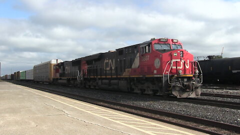 CN 3807 & CN 5633 Locomotives CN 485 Manifest Train Westbound In Sarnia