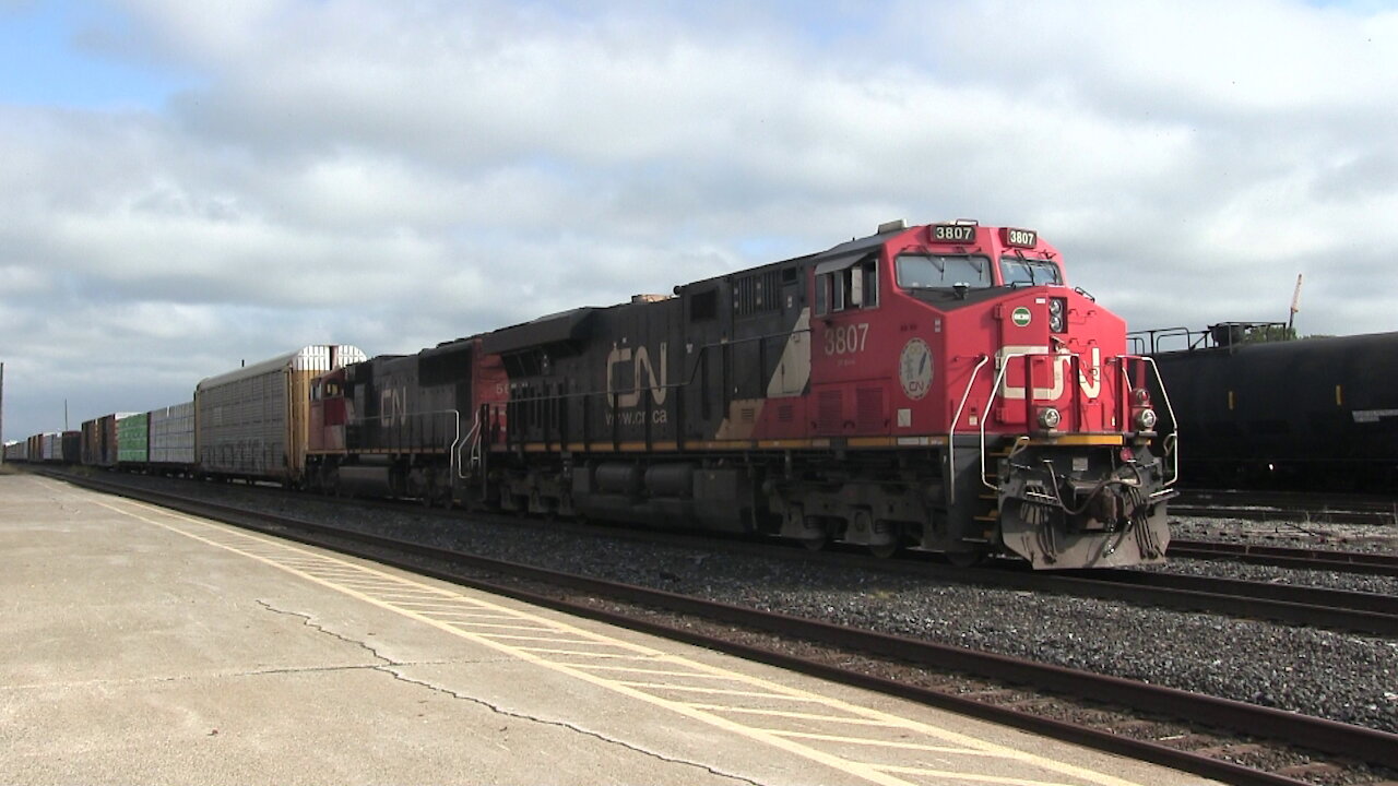 CN 3807 & CN 5633 Locomotives CN 485 Manifest Train Westbound In Sarnia