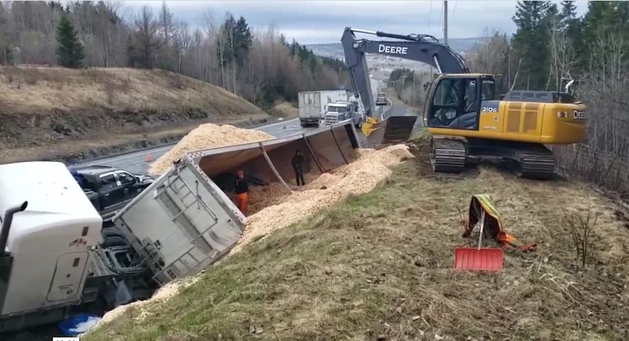 Un camion de 53 pieds se renverse