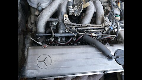 Mercedes W124 - Fuite d´huile moteur changer le tuyau du reniflard au cache culbuteur Tutoriel