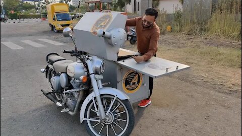 【4K】WALKMan Selling Sandwich on his Bullet Bike | Sandwich wale Bullet Raja | Indian Street Food