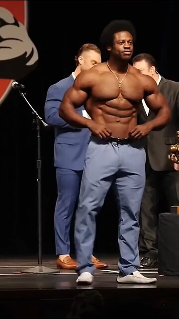 bodybuilder show his body