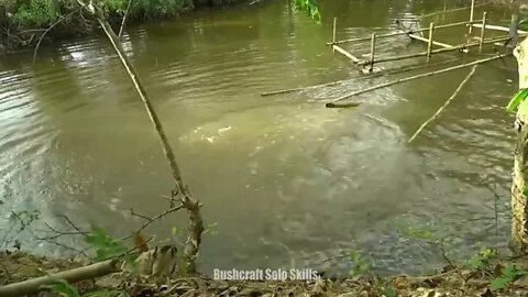 9 ! Bushcraft Camping The Shelter Floating On The River Around Mountain Overnight