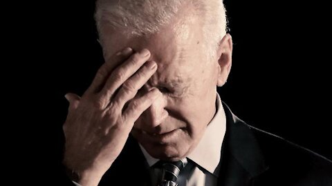 ¿ES TODO UNA FARSA? Mira cómo las manos de BIDEN parecen atravesar MÁGICAMENTE un micrófono Resize