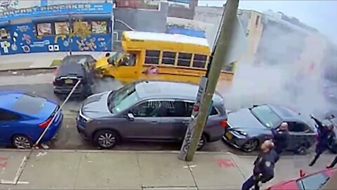 Demolition derby en autobus scolaire a Brooklyn