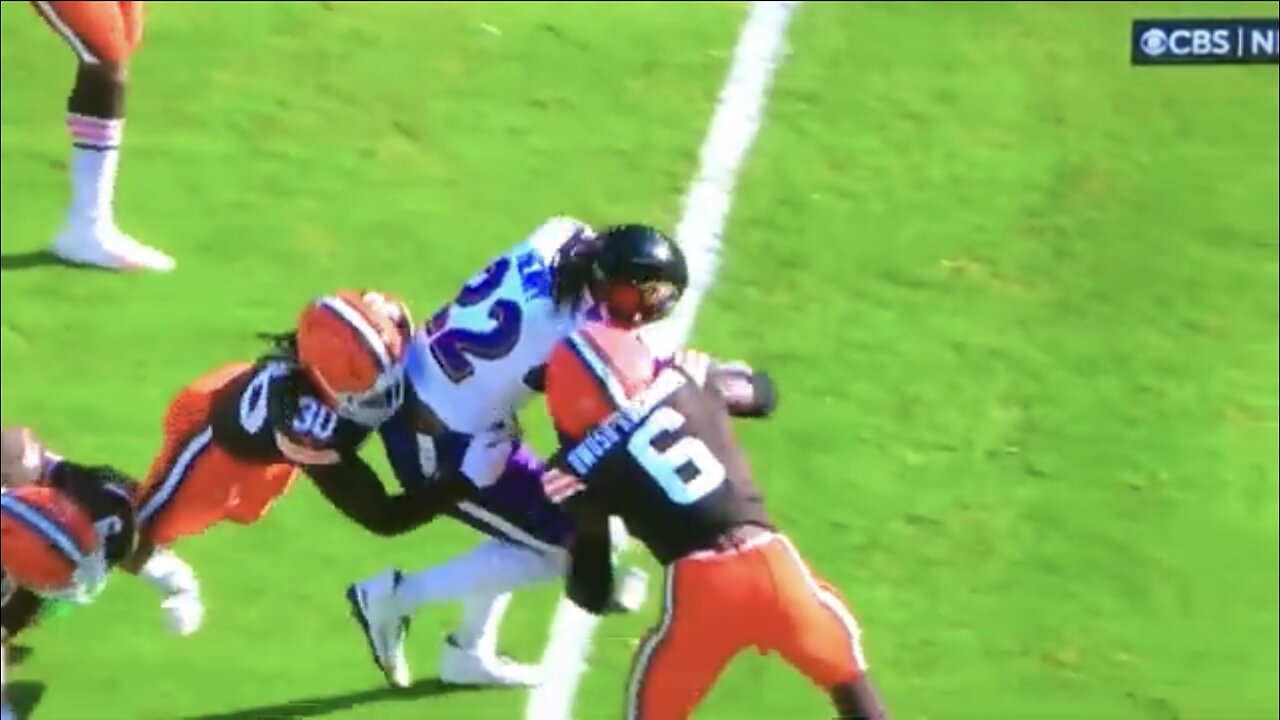 Browns LB #6 Jeremiah Owisu-Koramoah takes a head shot from #22 Derrick Henry