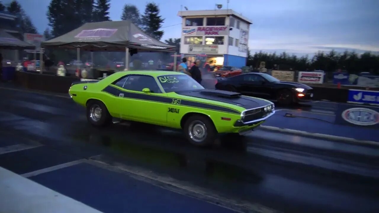 CLASSIC CHALLENGER IS SCHOOLED BY NEW SCHOOL SHELBY GT500 IN QUATER MILE RACE !