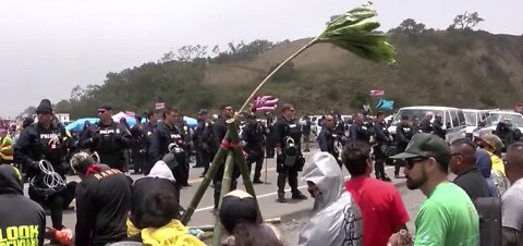 Hawaiians protesting telescope