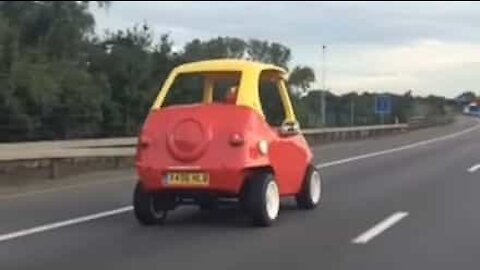 Ils filment une voiturette sur l'autoroute !