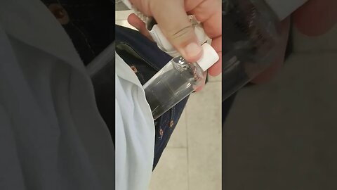 Eu descobri uma função para o bolsinho da calça jeans ... porta mini álcool gel