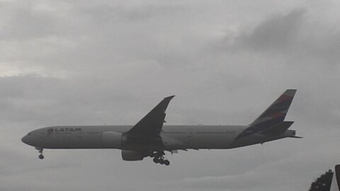 Boeing 777-300ER PT-MUD e Airbus A320 PR-TYL ambos vindos de Guarulhos para Manaus