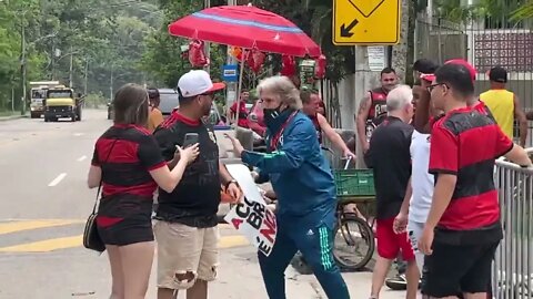 Sósia do Jorge Jesus com torcedores no Ninho antes do embarque para SP (final da Copa do Brasil)