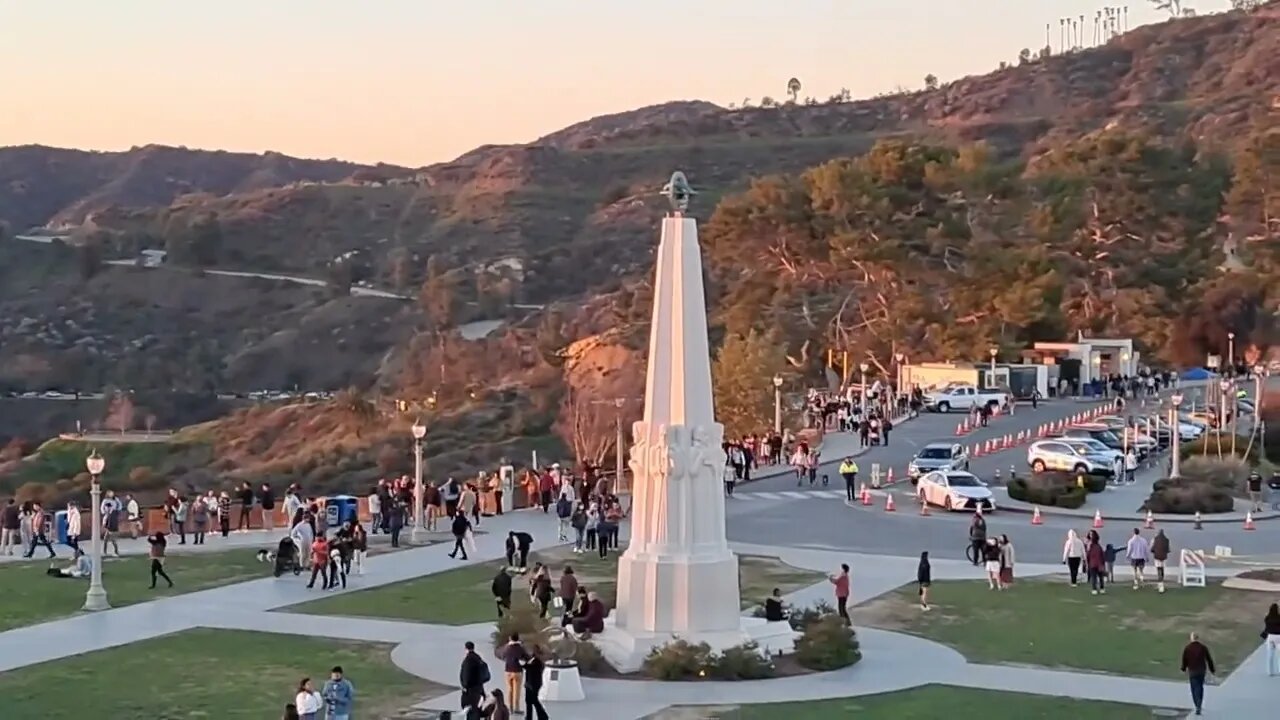 HOLLTWOOD 표시가 보이는 그리피스 천문대