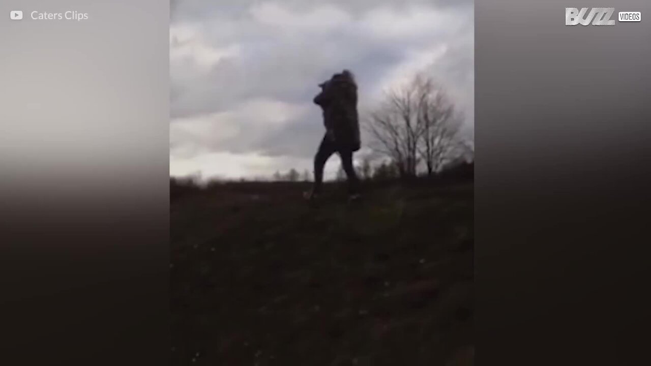 Si ritrova col suo cane dopo averlo perso di vista all'aeroporto