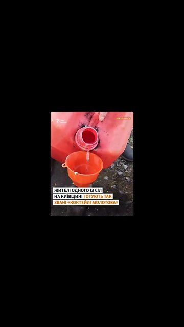 ★★★ Ukrainians preparing Molotov cocktails to be thrown at Russian military vehicles