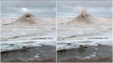 Rar sandformasjon i Lake Michigan ser ut som en vulkan