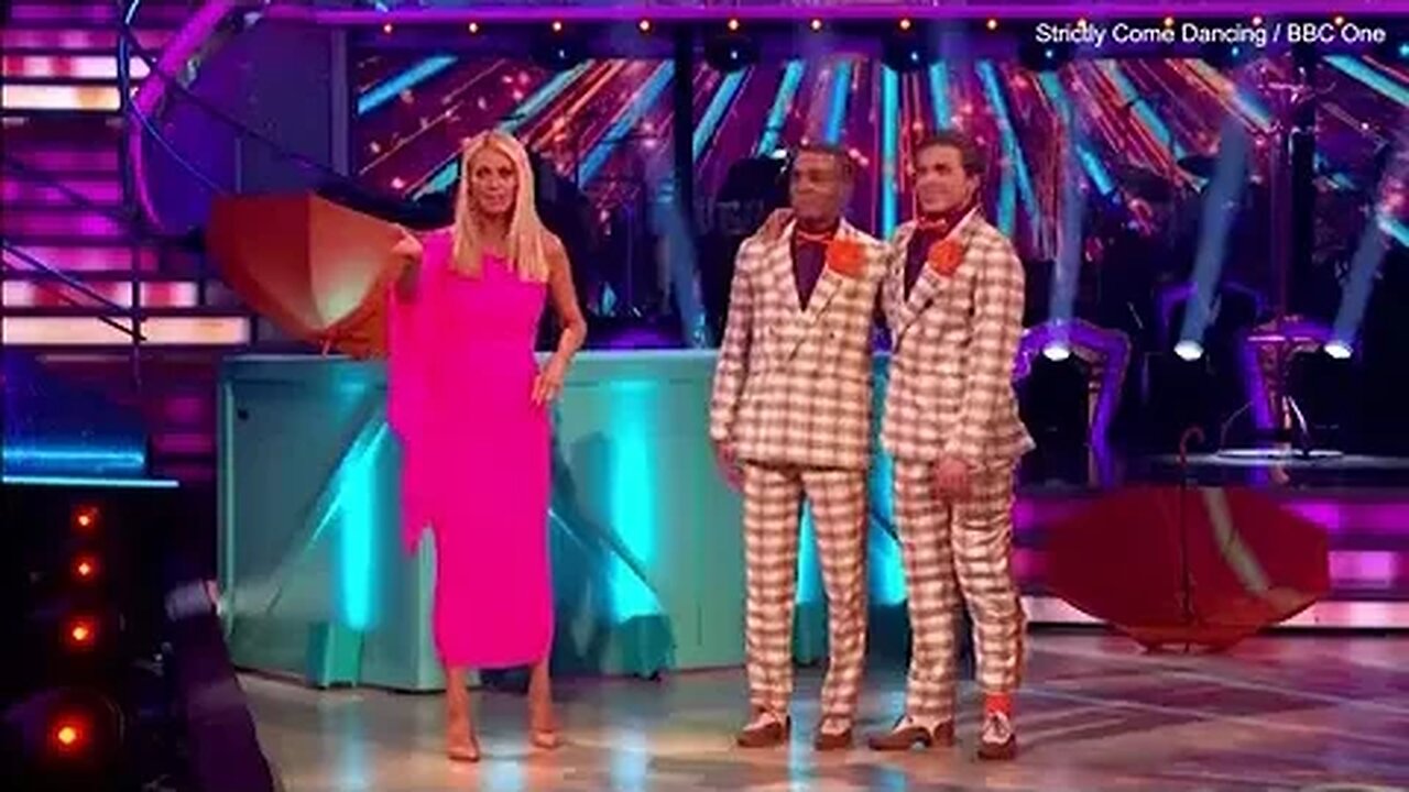 Strictly's Craig gives a rare standing ovation to Layton Williams #strictly #layton #standing