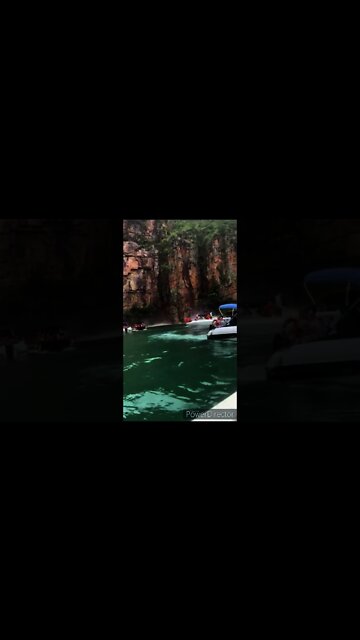 Perahu perahu Turis Tertimpa Tebing besar yg roboh