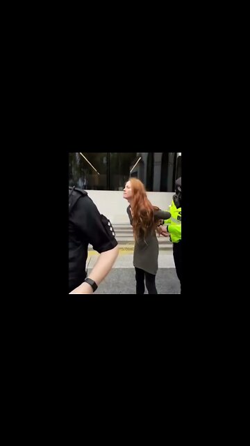 Just Stop Oil activists spraying paint over the iconic sign outside New Scotland Yard #JustStopOil