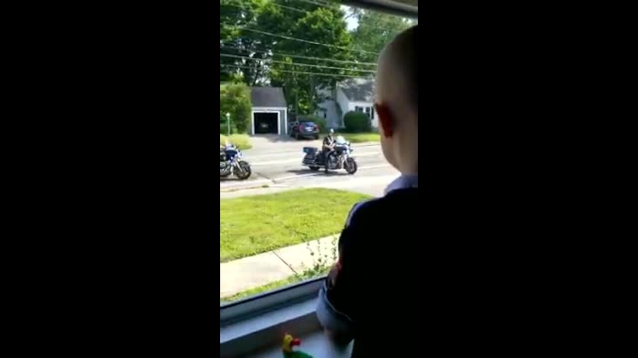 Police Hear Of Sick Boy Stuck And Keep Him Company In Adorable Manner