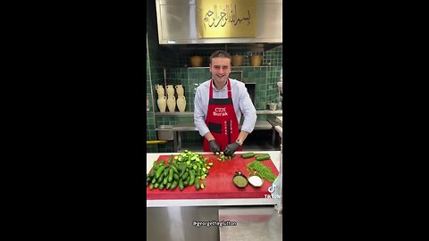 czn burak cooking in his hotel in Dubai