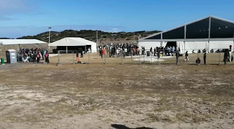 WATCH: Homeless people resist move to Strandfontein for remainder of coronavirus lockdown (Um4)