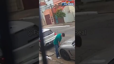 LADRÃO ROUBA FAROL DE CARRO LUXUOSO BEM RÁPIDO! #Shorts #Viral #tiktok #meme #ladrão #comedyvideo