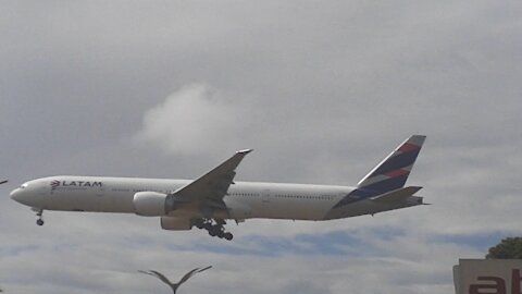 Boeing 777-300ER PT-MUF na final antes de pousar em Manaus vindo de Guarulhos 22022021