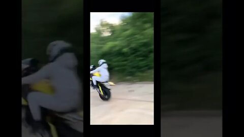 YAMAHA R1 WHEELIE