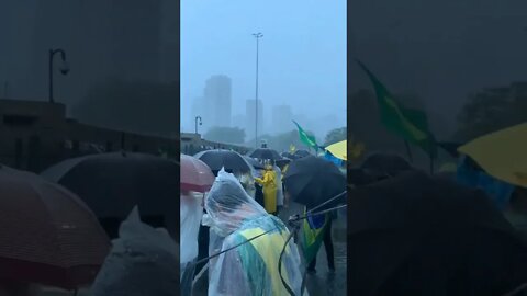 No sol quente, na chuva e no frio, a meta é salvar o nosso Brasil.