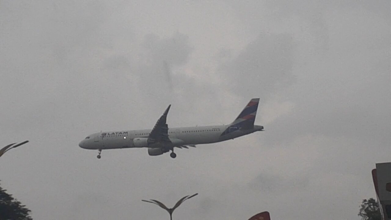 Airbus A321 PT-XPB na aproximação final antes de pousar em Manaus vindo de Guarulhos