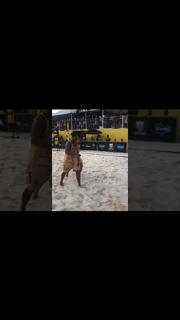 Ronaldinho humilhando Romário no futevôlei