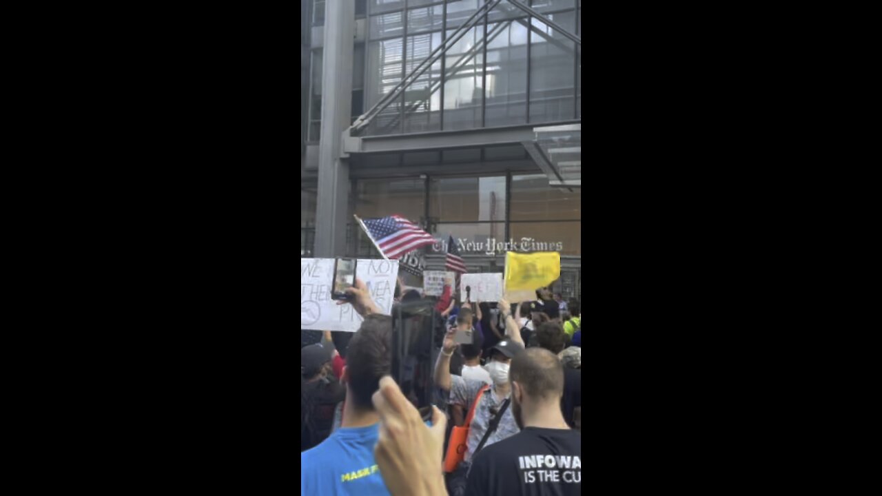 NEW YORKERS CHANT “DEFUND THE MEDIA” IN FRONT OF THE NEW YORK TIMES