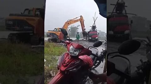 AKIBAT MEMAKSAKAN DIRI DISAAT HUJAN DERAS.. #shortvideo #shorts #excavator