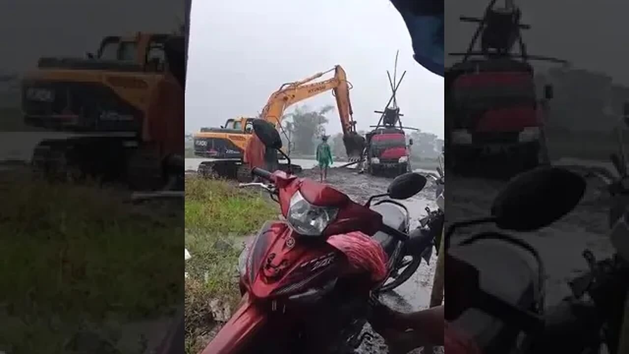 AKIBAT MEMAKSAKAN DIRI DISAAT HUJAN DERAS.. #shortvideo #shorts #excavator