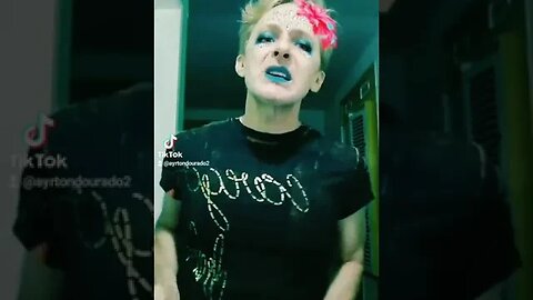 Dublando Boy George.